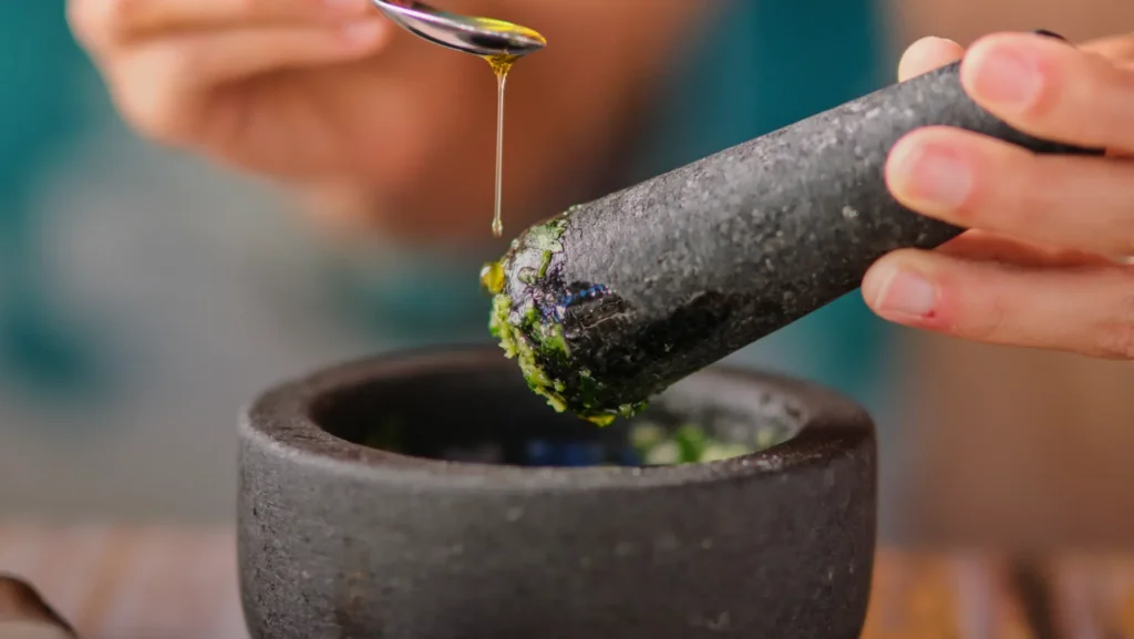 Pesto fatto a mano mortaio